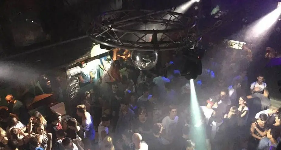 Alcol e pasticche, la notte in discoteca
