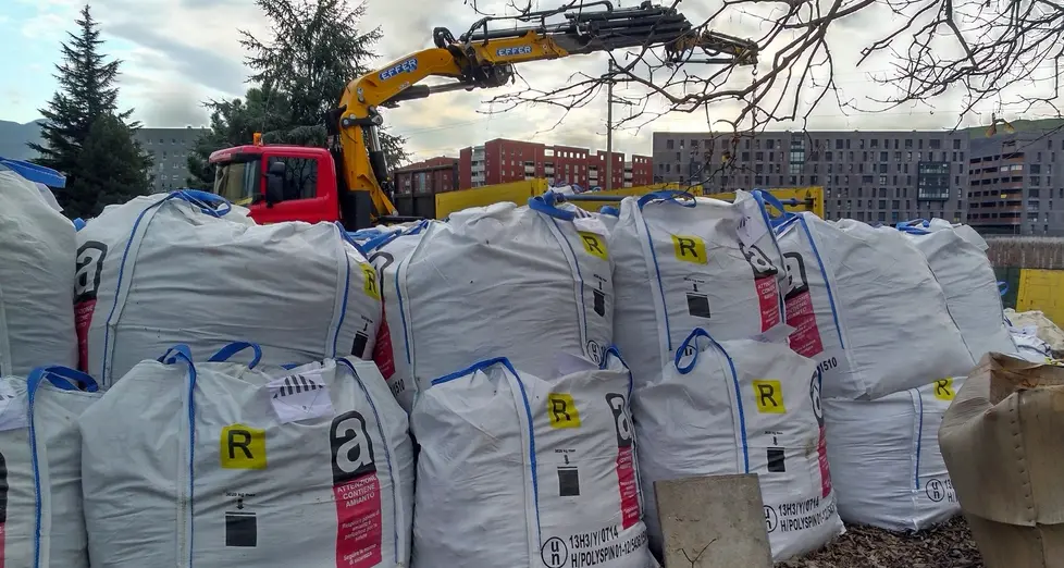 Amianto, rimossi i sacchi Altri sondaggi in via Resia