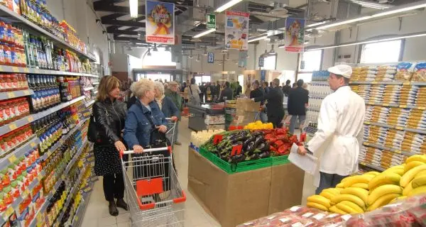 Carrello della spesa: a Bolzano secondo Altroconsumo prezzi in calo del 5,4%