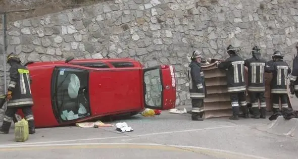 Anziano parroco si rovescia con l'auto, è gravissimo