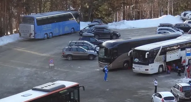 Gli albergatori furiosi: «Lo skibus snobba il centro»
