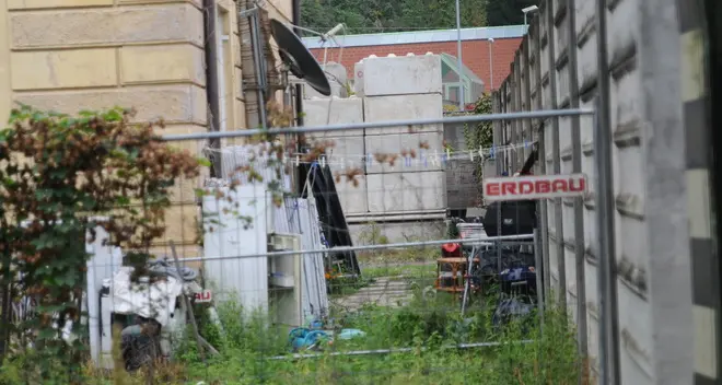Il nuovo tratto di ciclabile svela il degrado a Sinigo