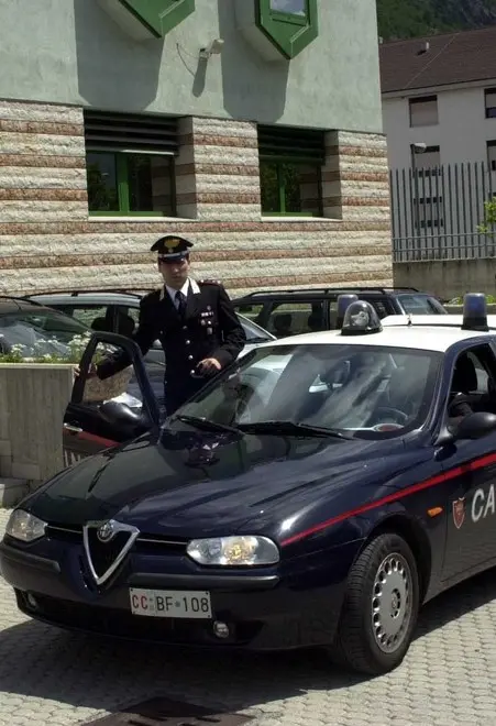Trova i ladri in casa, li insegue ma viene ferito col cacciavite