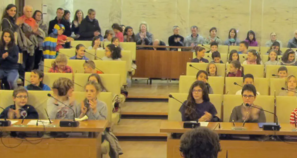 I ragazzi insediano il loro consiglio al lavoro per la città