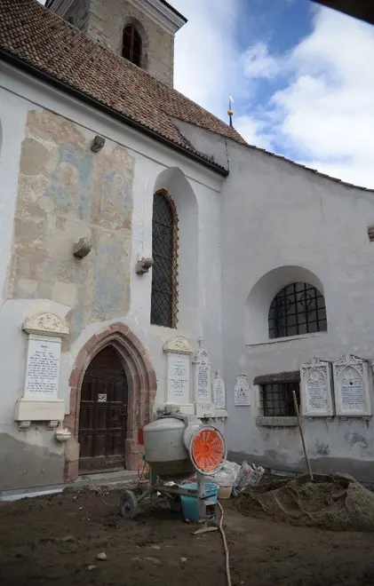 Scena, sotto la chiesa affiora un edificio romano
