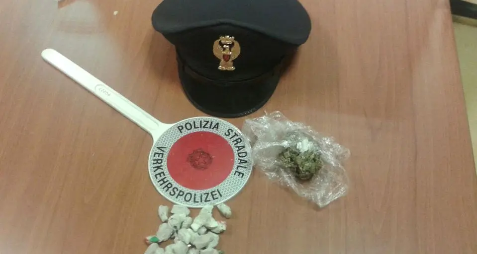 Droga sul bus per la discoteca: arrestato uno spacciatore