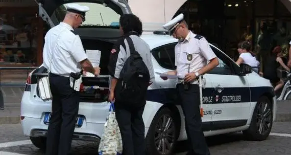 Ruba e morde un vigile: arrestata
