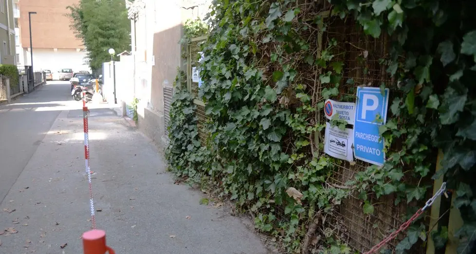 Via Magazzini, proteste per i parcheggi dimezzati