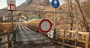 Chiusa passerella sul Talvera: è pericolosa