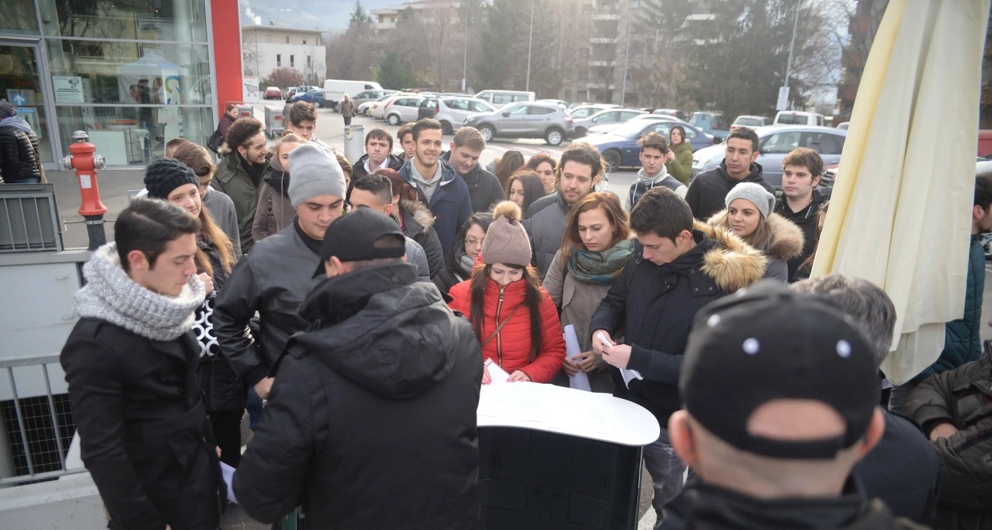 Merano, decine di giovani in coda per un lavoro da McDonald's