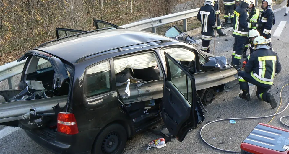 Auto infilzata dal guardrail: tutti illesi