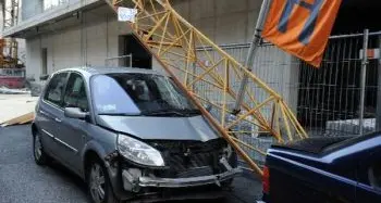 Bolzano: precipita una gru vicino al Twenty Center, distrutte tre auto