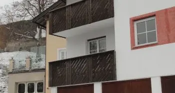 Alto Adige: Gudon, sessantanovenne cade dal balcone e muore