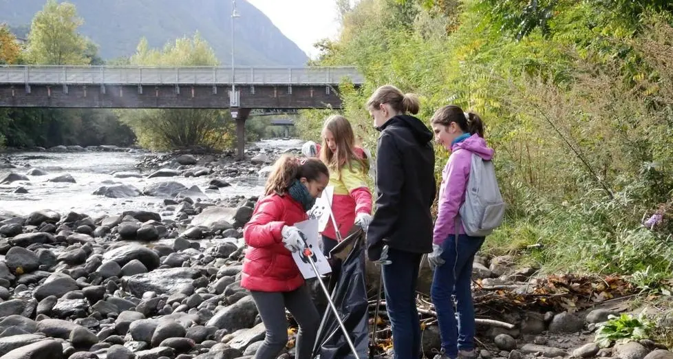 Bolzano, i bambini puliscono i Prati «Salviamo il nostro parco»