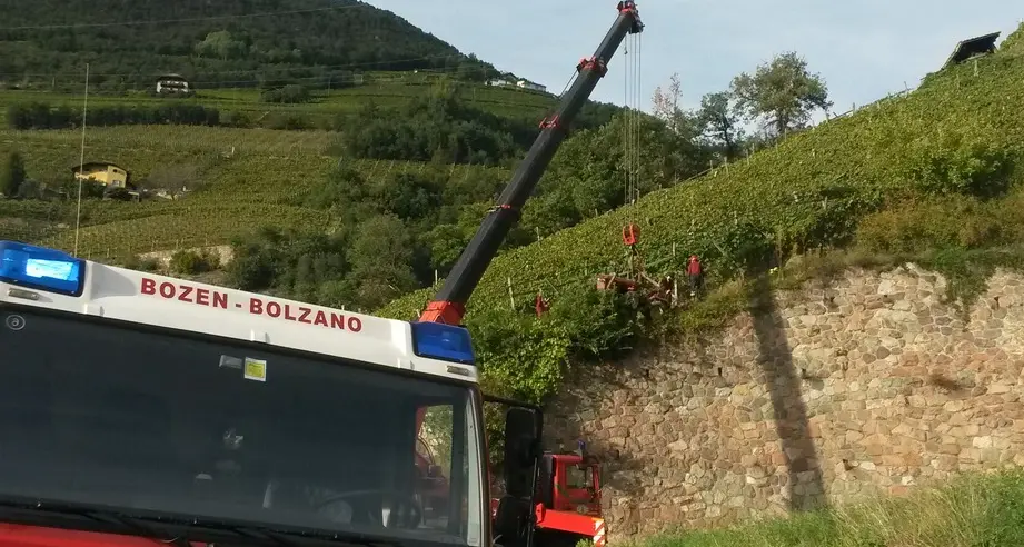 Trattore si rovescia, bloccata la strada del Renon