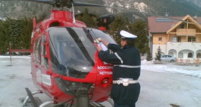 Vigile urbano multa l’elicottero dell’Aiut Alpin, ma è solo una burla