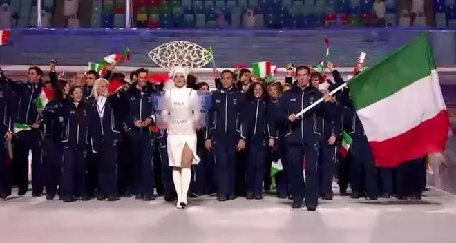 Sochi, cerimonia d’apertura: il Cannibale col tricolore in mano si emoziona