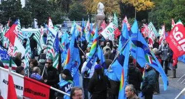 Indennità, sindacati in piazza. E intanto i consiglieri fanno ricorso