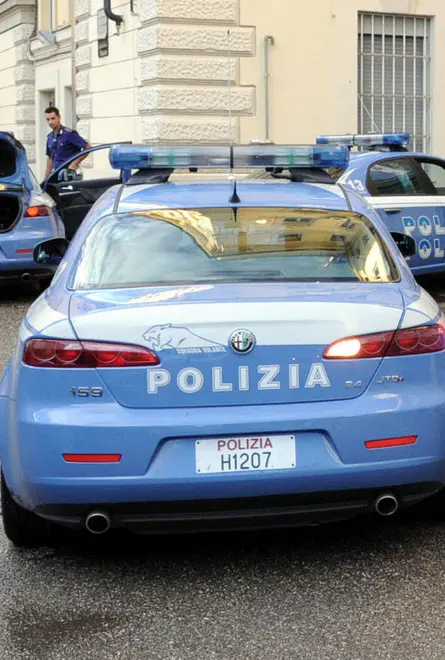 La festa degenera, sedie giù dalla finestra: denunciati