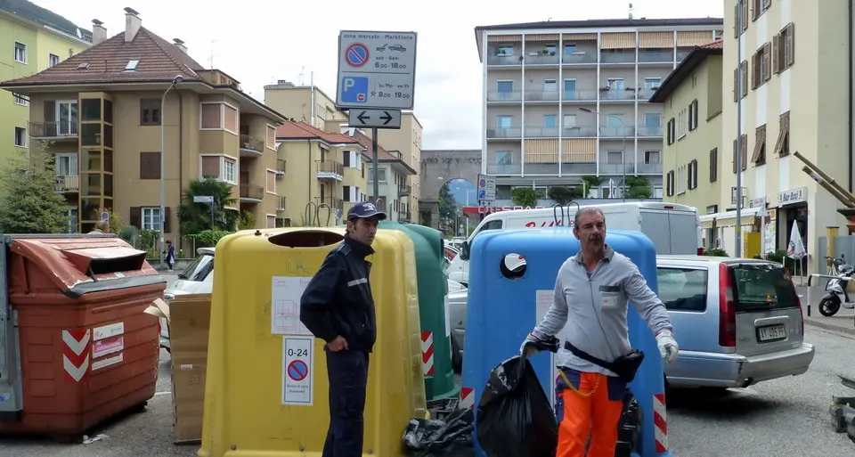 Il bidoncino ferma i pendolari dei rifiuti