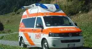 Spondigna, moto si scontra con un'auto: ferito il centauro