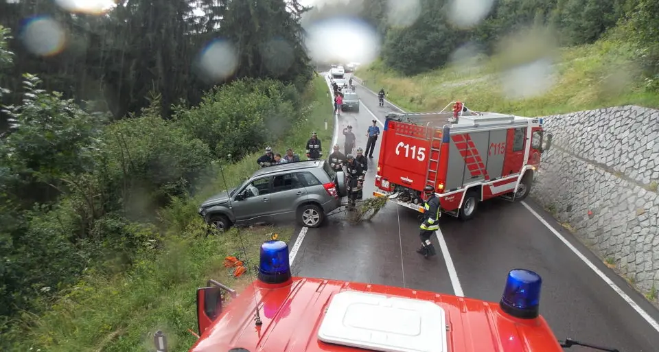Monguelfo, suv vola nella scarpata per 20 metri