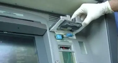 Tentata truffa con bancomat clonati, due arresti a Bolzano
