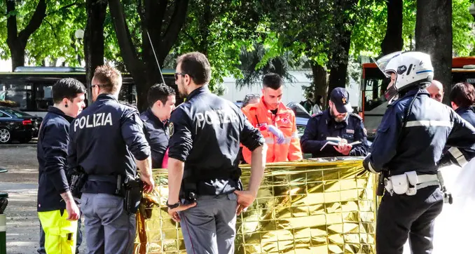 Muore vicino alla stazione sotto gli occhi della figlia