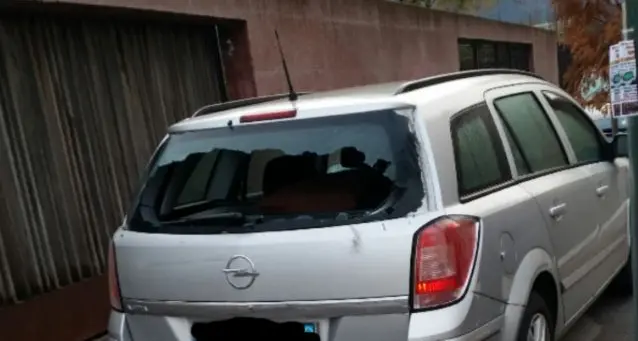 Raid vandalico in via Alessandria, distrutti i finestrini di un'auto