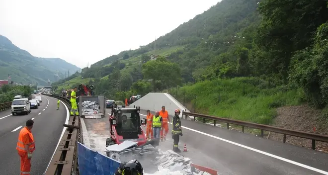 Tir perde il carico, incidente sull’A22 all’altezza di Cardano