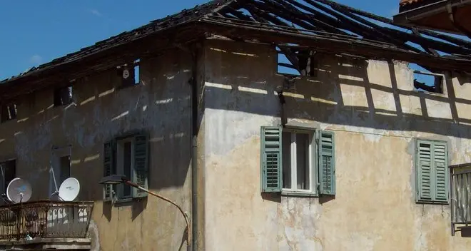 Il tetto di un’abitazione in via Noldin cade a pezzi