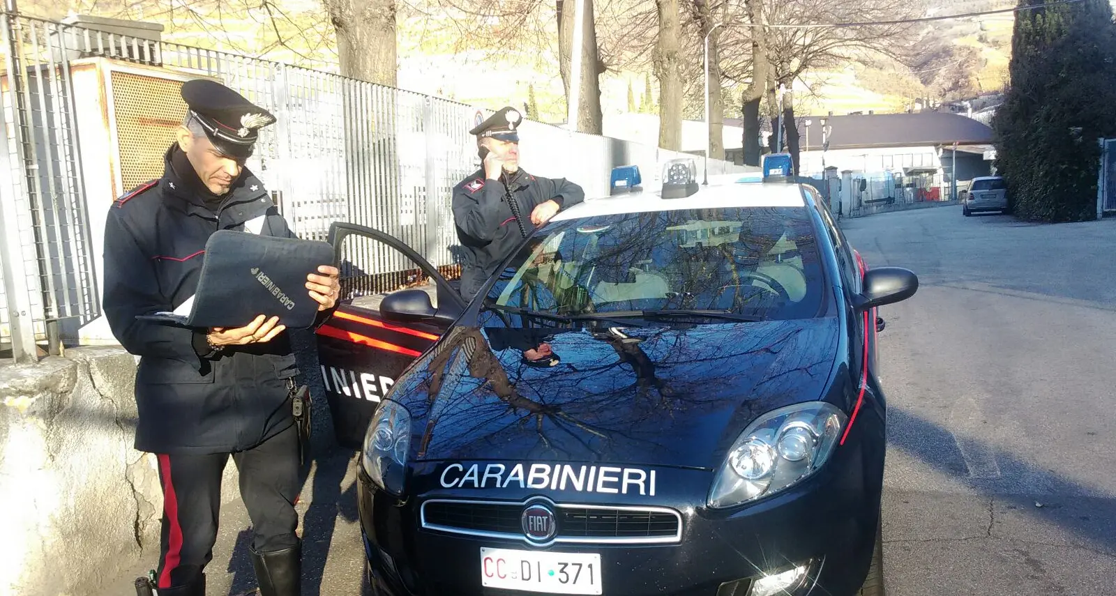 Bolzano, rapinano una donna con il coltello: arrestati