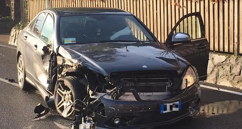 Ubriaco alle 9 di mattina si schianta contro camion