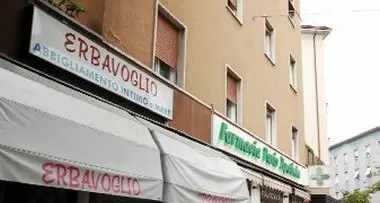 Bimba di un anno cade dalla finestra a Bolzano all'incrocio tra via Roma e via Firenza: la piccola è rimasta illesa