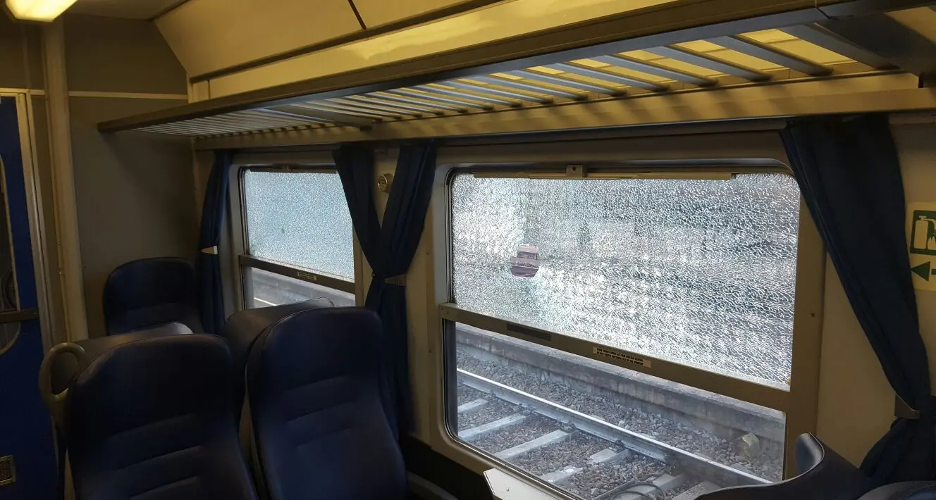 Gargazzone, sassata al treno e botte al controllore