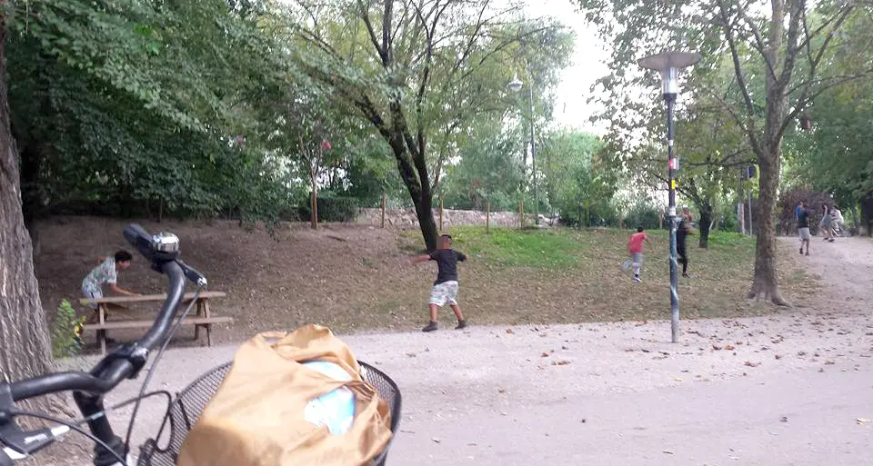 Bolzano, sassaiola al parco giochi