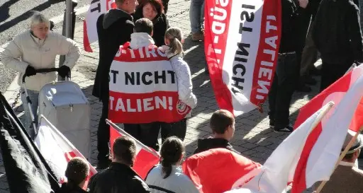 Raduno secessionista: Klotz al Brennero contro «lo Stato bunga bunga»