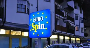 Tre rapinatori al supermarket: due uomini e una donna