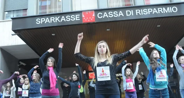 Basta violenza, tante donne al flash mob di Merano