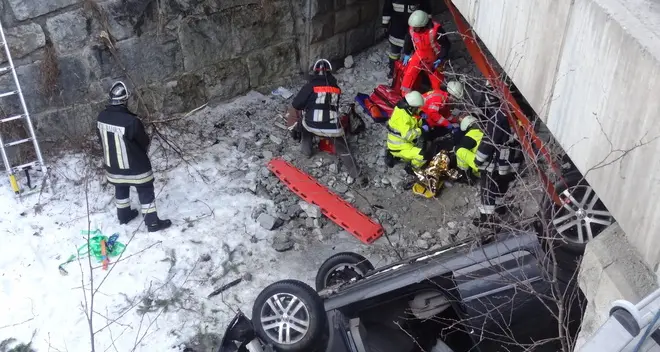 Vola dal ponte con l’auto: ferito ma si salva