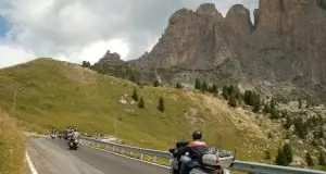 Raduno Harley sulle Dolomiti fra pioggia e proteste