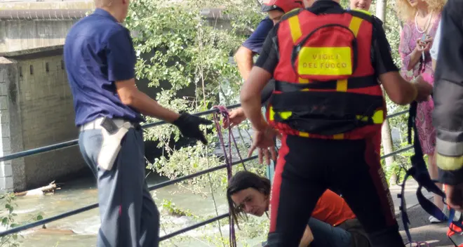 Merano, per sfuggire alla polizia si butta nel Passirio