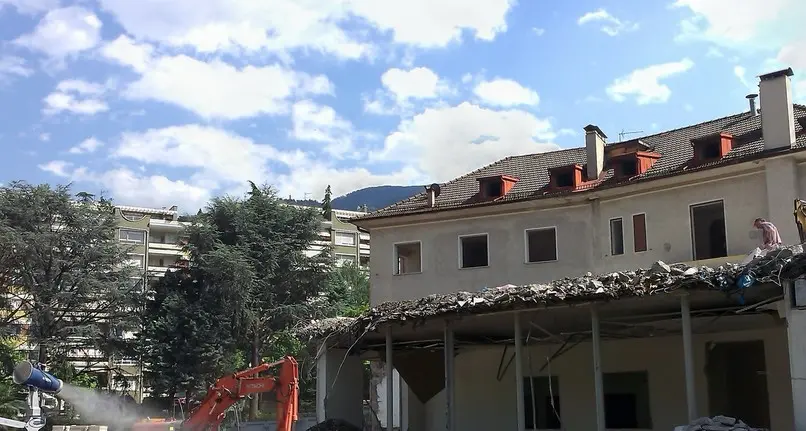 Si abbatte lo Steidlerhof due mesi di demolizioni