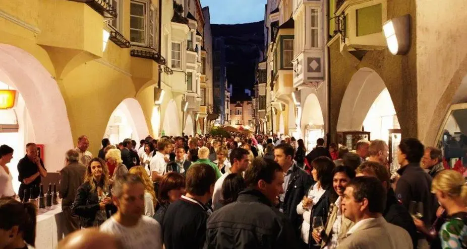 Ferragosto di shopping, musica e stand in piazza