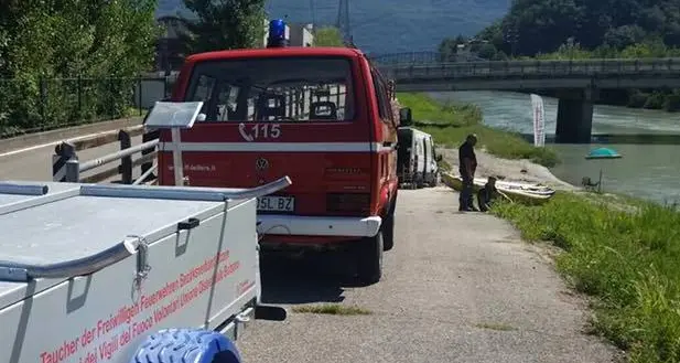 Canoa si ribalta nell’Adige In salvo quattro persone
