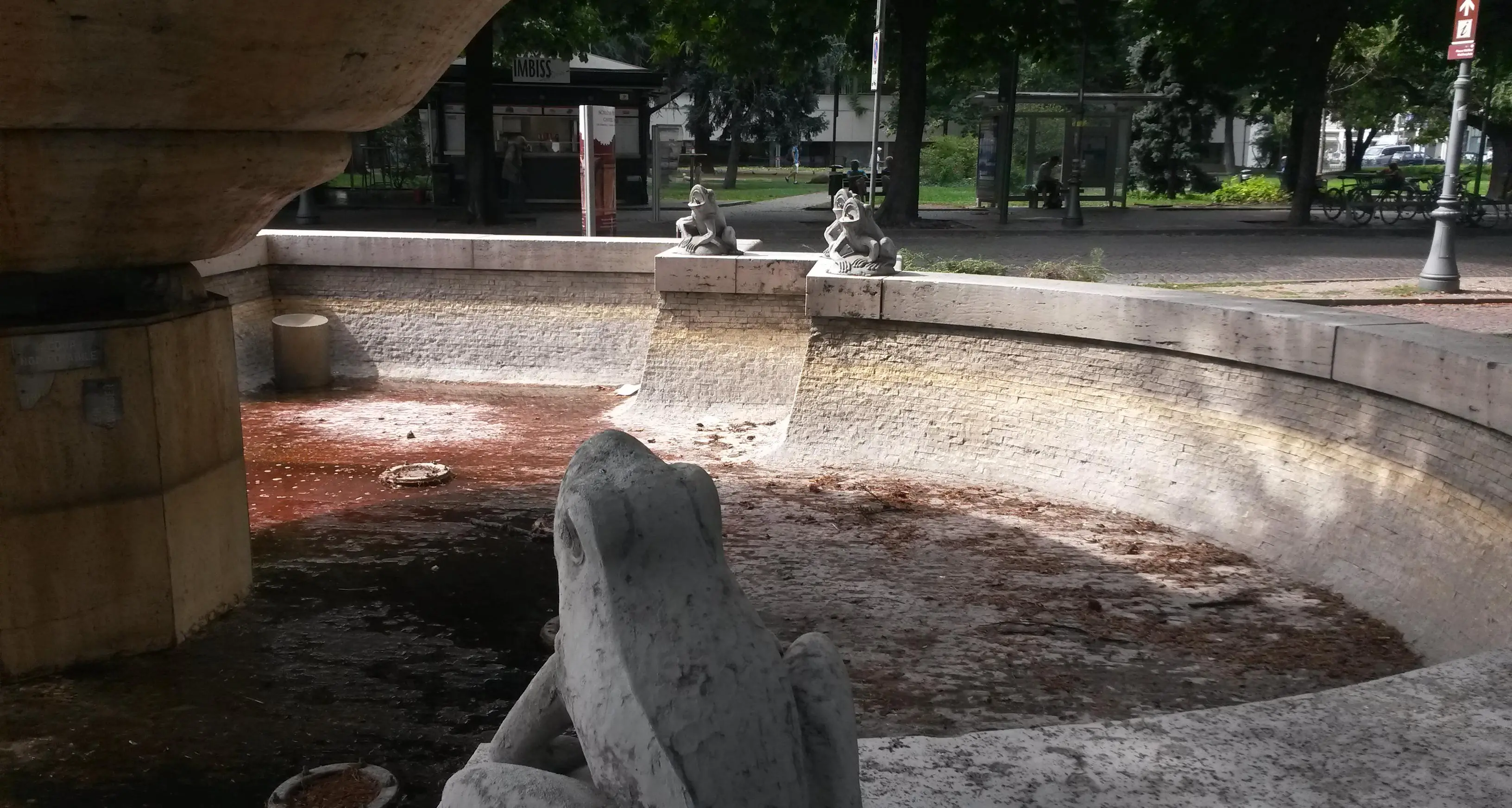 Bolzano, la Fontana delle Rane abbandonata