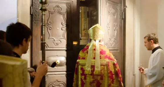 Giubileo della misericordia, il vescovo di Bolzano apre la porta santa al San Maurizio