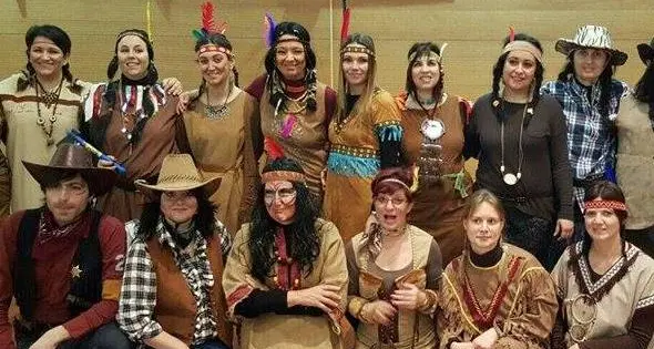 Carnevale: la festa in strada e la signora che noleggia i vestiti