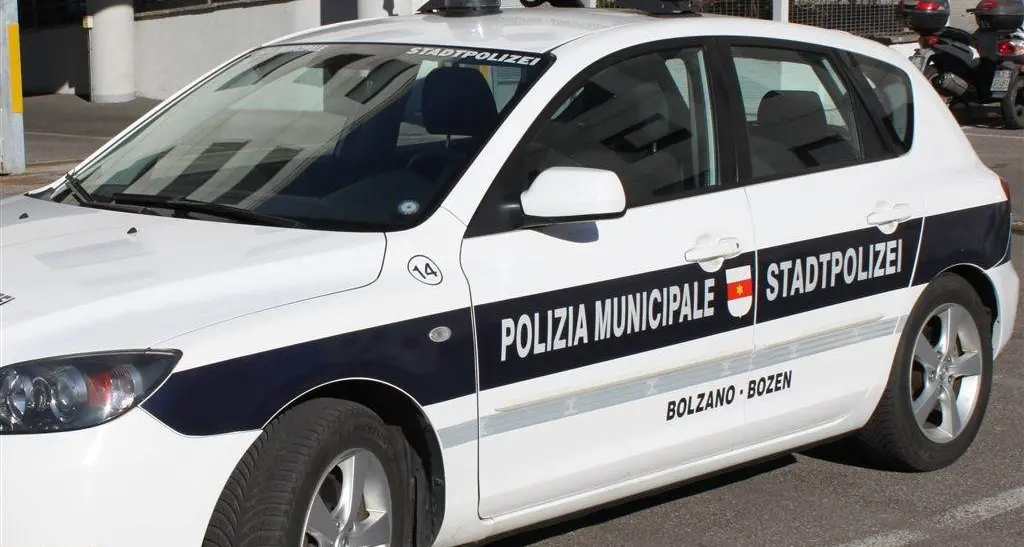 Una donna tenta il suicidio a ponte Loreto: bloccata da due vigili urbani