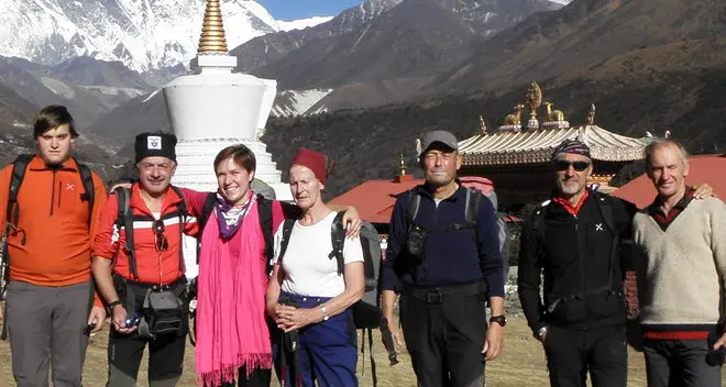 Nonna, figlio, nipote Trekking in quota sulla via dell’Everest